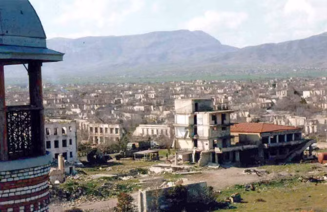 Cuộc chiến tranh giữa Azerbaijan và Armenia đã khiến thị trấn Agdam (Azerbaijan) trở thành một vùng đất bị bỏ hoang sau khi 40 nghìn người buộc phải sơ tán khỏi đây.