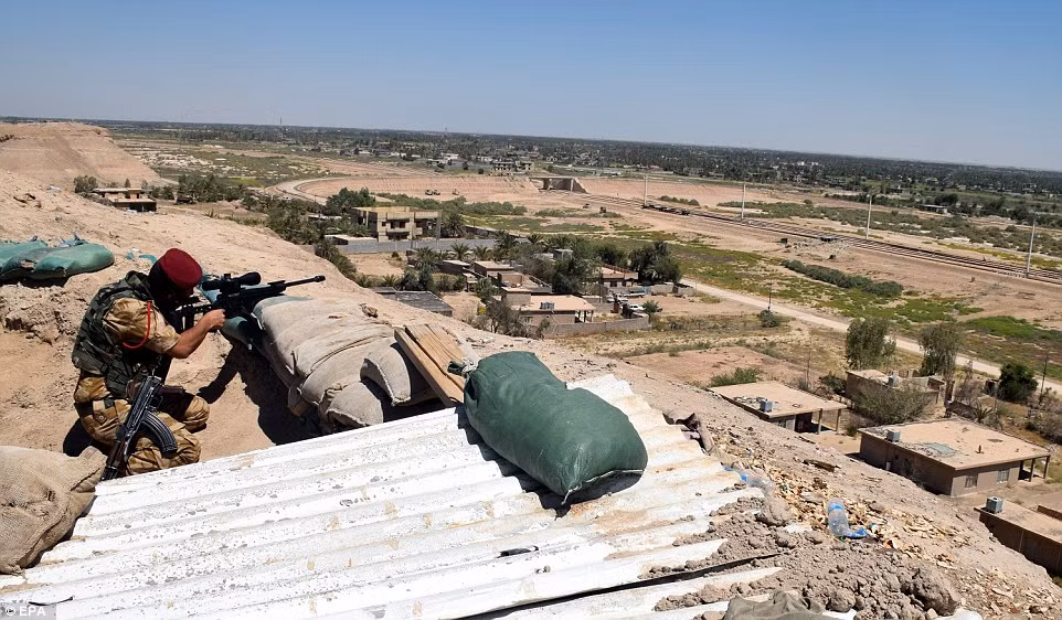 Daily Mail đưa tin, quân đội Iraq vừa tái chiếm được một tuyến đường thoát hiểm an toàn ở Fallujah vốn bị phiến quân IS chiếm quyền kiểm soát trong suốt hai năm qua.