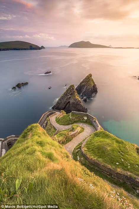 “Trước khi tới Ireland, tôi đã liệt kê một loạt địa điểm sẽ tới thăm. Chuyến đi này khiến tôi thực sự cảm thấy rất thoải mái”, Bottigelli chia sẻ. Ảnh: Cảnh đẹp ở Dunquin Pier, hạt Kerry, Cộng hòa Ireland.
