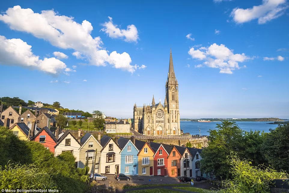 Những ngôi nhà đầy màu sắc ở Cobh, hạt Cork, Cộng hòa Ireland.