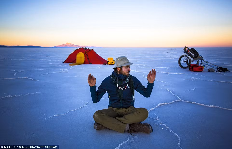 Salar de Uyuni hay Salar de Tunupa là tên của hồ muối lớn nhất thế giới tại Bolivia. Nhiếp ảnh gia Mateusz Waligóra đã đến và ghi lại những trải nghiệm thú vị trong chuyến đi này thông qua những bức ảnh.