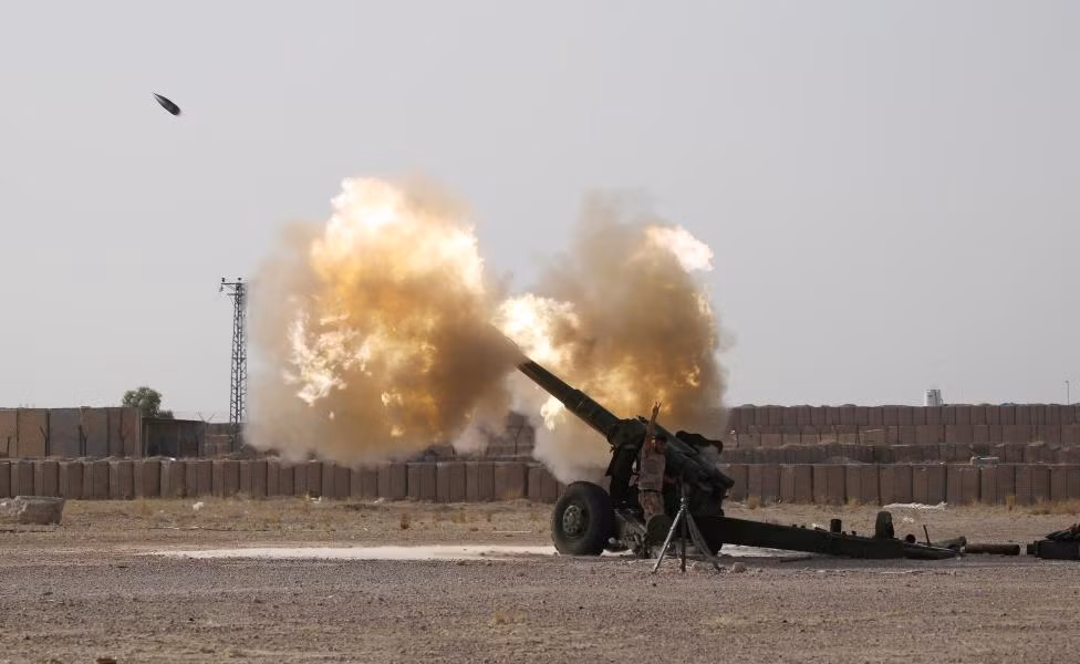 Một thành viên của lực lượng an ninh Iraq nã pháo về phía các tay súng IS gần Fallujah, Iraq, ngày 1/6.