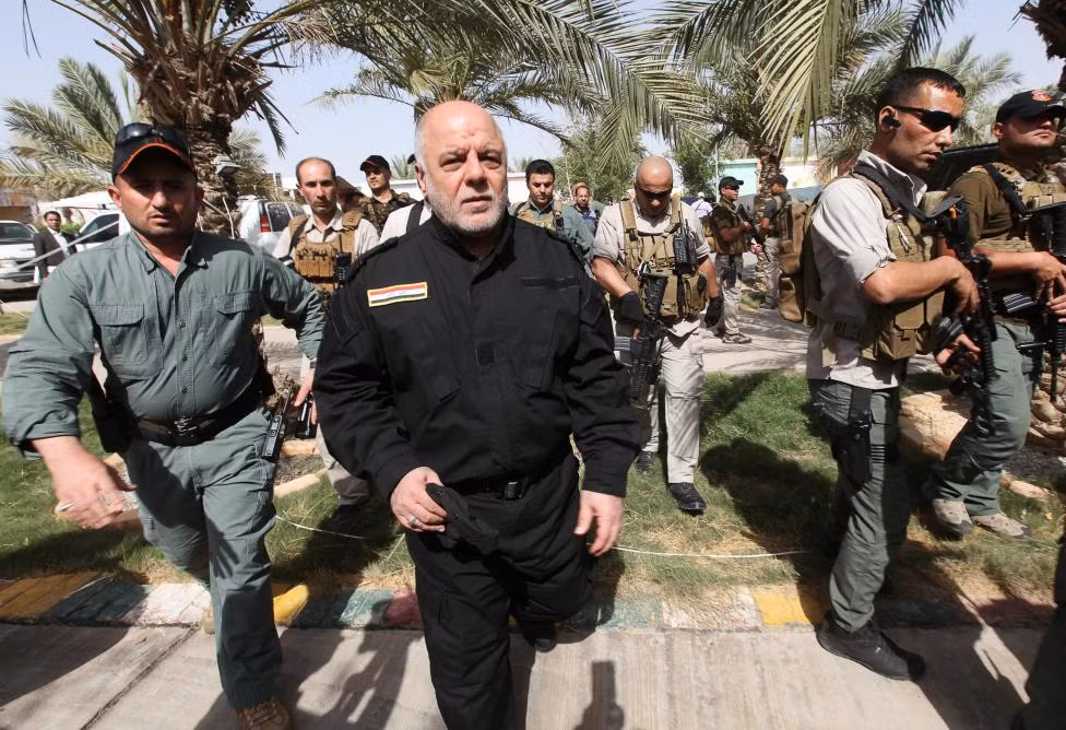 Thủ tướng Iraq Haider al-Abadi (phía trước, thứ hai từ trái sang) thăm doanh trại quân đội Iraq Tariq gần thành phố Fallujah hôm 1/6.