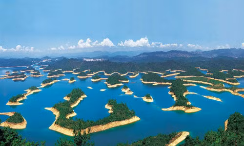 Hồ Vạn Đảo, Chiết Giang: Rộng khoảng 150 km2, đây là hồ nước nhân tạo với 1.078 hòn đảo lớn nhỏ được hình thành sau khi hoàn thành nhà máy thủy điện trên sông Xin'an.