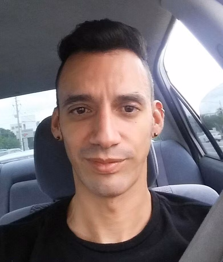 Còn đây là Eric Ivan Ortiz-Rivera, 36 tuổi. Anh đã chuyển từ Puerto Rico tới Florida với hy vọng sẽ có một cuộc sống tốt đẹp hơn.