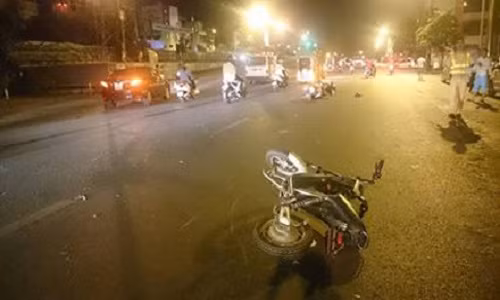 Chiếc xe đạp điện bị xe cứu thương đâm vào ngã ra đường.