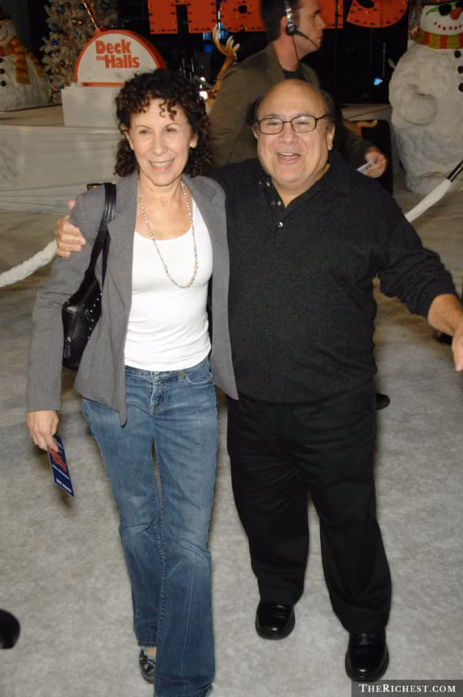 Nữ diễn viên Rhea Perlman và chồng, Danny DeVito, cùng có chiều cao là 1,52 mét. Cặp đôi gặp nhau năm 1971 và năm 1982, họ tổ chức đám cưới.