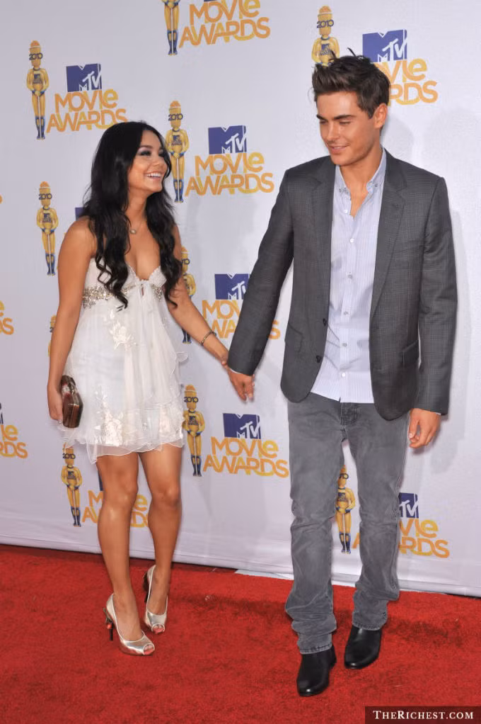 Nam diễn viên người Mỹ Zac Efron cao 1,73 mét được cho là từng có thời gian gắn bó với bạn gái cũ của anh, diễn viên Vanessa Hudgens, cao 1,55 mét. Hiện tại, họ vẫn giữ mối quan hệ bạn bè thân thiết.