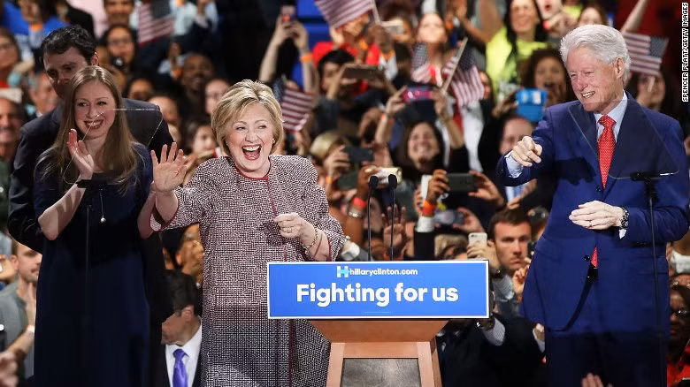Cựu Ngoại trưởng Mỹ Hillary Clinton vui mừng sau chiến thắng trong cuộc bỏ phiếu ở New York (Mỹ) hồi tháng Tư vừa qua trong cuộc đua vào Nhà Trắng năm 2016.