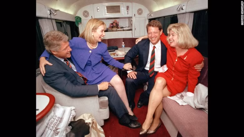 Vợ chồng bà Clinton trò chuyện vui vẻ với vợ chồng cựu Phó Tổng thống Mỹ Al Gore khi họ ngồi trên xe buýt trong chiến dịch tranh cử Tổng thống năm 1992.
