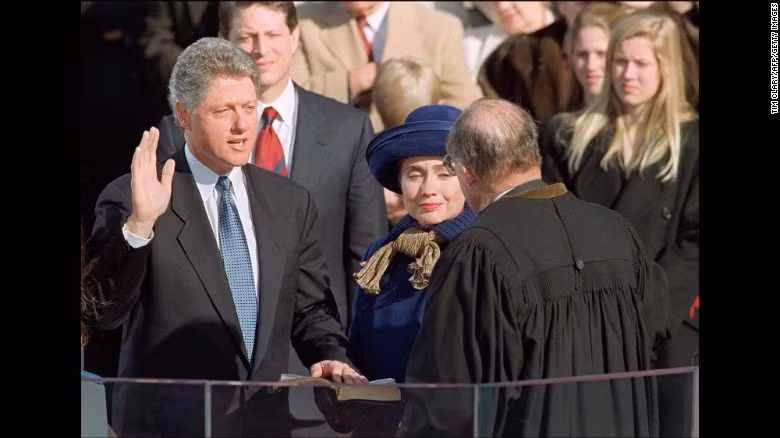 Bà Clinton đứng bên cạnh chồng khi ông tuyên thệ nhậm chức vào tháng 1/1993. Ông Bill Clinton làm Tổng thống Mỹ trong khoảng thời từ năm 1993 đến năm 2001.