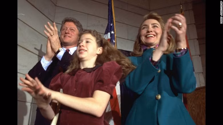 Cả gia đình bà Clinton vỗ tay vui mừng trong bức ảnh chụp tại Little Rock, bang Arkansas. Được biết, ông Bill Clinton là Thống đốc Arkansas trong khoảng thời gian từ năm 1983 đến 1992.