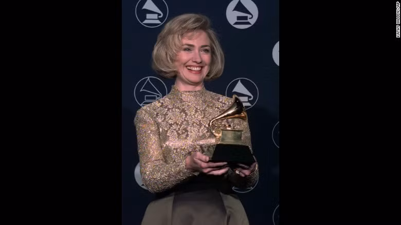 Cựu Đệ nhất phu nhân Mỹ đoạt giải thưởng Grammy với cuốn sách “It Takes a Village” năm 1997.