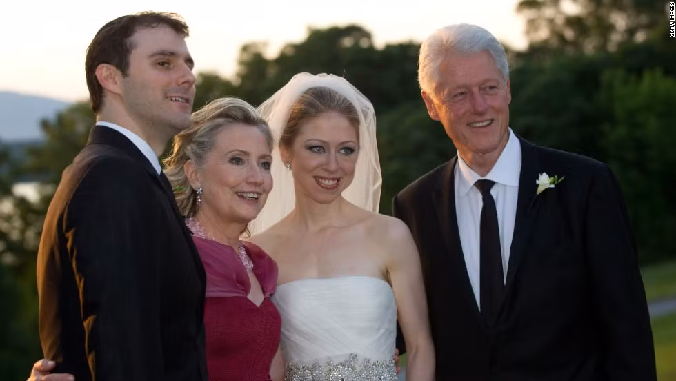 Gia đình bà Clinton chụp ảnh kỷ niệm trong đám cưới của con gái bà, Chelsea, hồi tháng 7/2010.