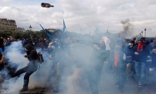 Hơi cay mù mịt ở quảng trường Invalides hôm 14/6.