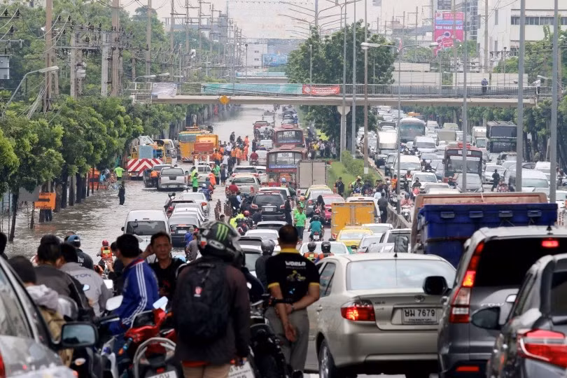 Kẹt xe ở tuyến đường Ratchadaphisek bị ngập nước. Ngay cả những người đi xe máy cũng sốt ruột vì không thể di chuyển trong nhiều giờ liền. Thủ tướng Thái Lan Prayut Chan-o-cha ngày 21/6 lên tiếng về tình trạng ngập lụt kinh niên tại thủ đô. "Chính quyền không chỉ đơn giản là bơm nước đổ ra biển. Chúng tôi đang rất nỗ lực, nhưng việc khiến Bangkok hoàn toàn không còn bị ngập là điều không tưởng. Chúng tôi hy vọng người dân sẽ thông cảm", ông nói.