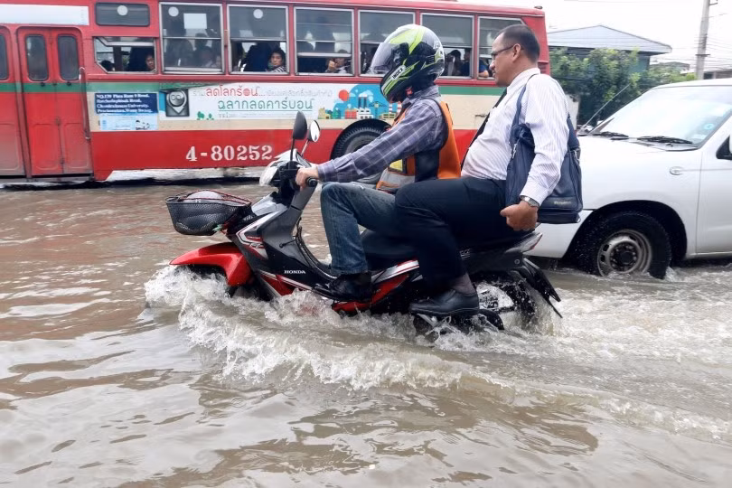 Theo thị trưởng Paripatra, 27/36 khu vực ở Bangkok đang được tháo nước. "Chúng tôi sẽ chuẩn bị kỹ lưỡng hơn, như lắp đặt thêm nhiều máy bơm và tháo nước ở các kênh đào nhằm chuẩn bị cho những trận mưa tới", ông nói.