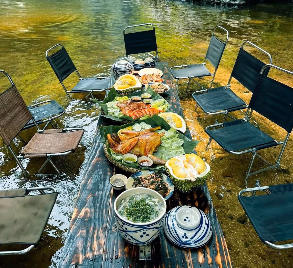 Nhiều du khách mang theo đồ ăn nhẹ, trải bạt picnic dưới tán cây râm mát, cùng nhau tận hưởng một ngày hè thật chậm rãi, yên bình. Ảnh Thắm Vy
