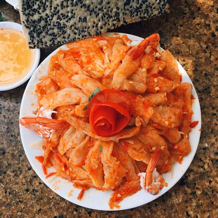 Điểm đặc biệt của gỏi cá đục Hà Tĩnh không chỉ nằm ở hương vị tươi ngon, mà còn ở cách ăn độc đáo và nước chấm đặc trưng. Ảnh dulichluhanh