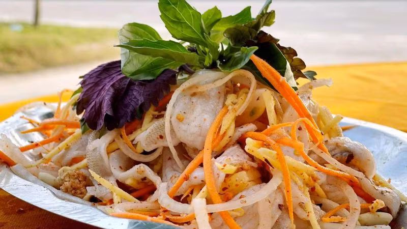 Cá đục sau khi được làm sạch sẽ được lọc lấy thịt, thái lát mỏng theo thớ để giữ được độ dai và ngọt tự nhiên. Phần thịt cá sau đó được trộn với thính gạo rang, chút muối, đường, tỏi, ớt, gừng và đặc biệt là nước cốt chanh – tạo nên vị chua dịu hấp dẫn. Ảnh dulichluhanh