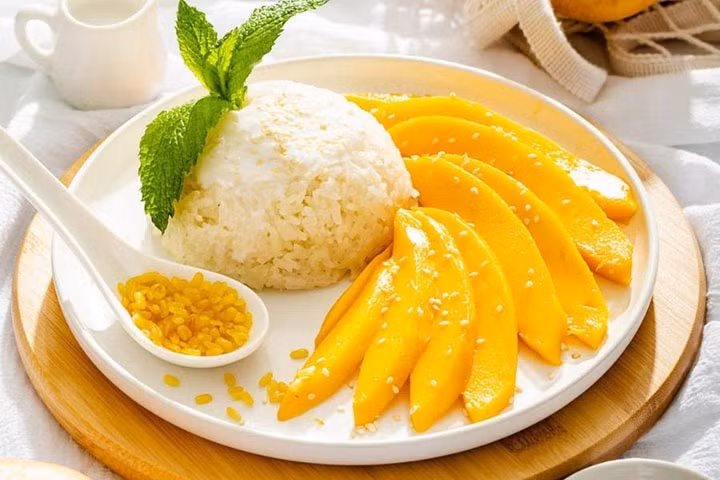 Dù là người dân địa phương hay du khách, xôi xoài luôn là món ăn không thể thiếu trong bữa ăn mùa hè. Xôi xoài không chỉ được thưởng thức vào bữa tráng miệng mà còn có thể là một món ăn nhẹ giữa ngày. Chính vì vậy, món ăn này là một phần không thể thiếu trong cuộc sống hàng ngày của người Thái.