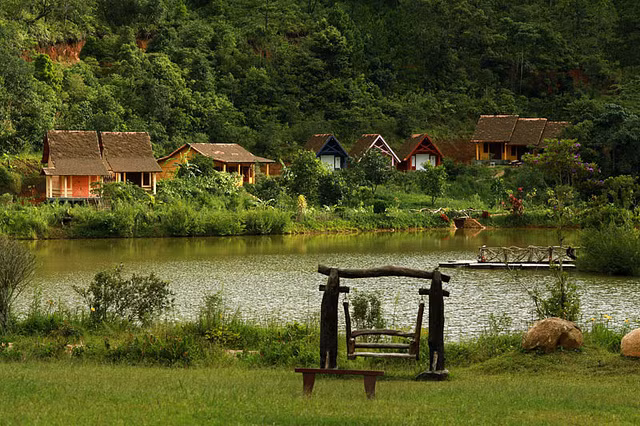 Cách trung tâm thành phố khoảng 20 km, làng Cù Lần mang trong mình vẻ đẹp hoang sơ, mộc mạc của núi rừng Tây Nguyên. Nơi đây không có sự ồn ào của phố thị, chỉ có tiếng suối chảy róc rách, tiếng chim hót líu lo, và những con đường mòn uốn lượn giữa các thung lũng xanh mướt. Ảnh Đà Lạt