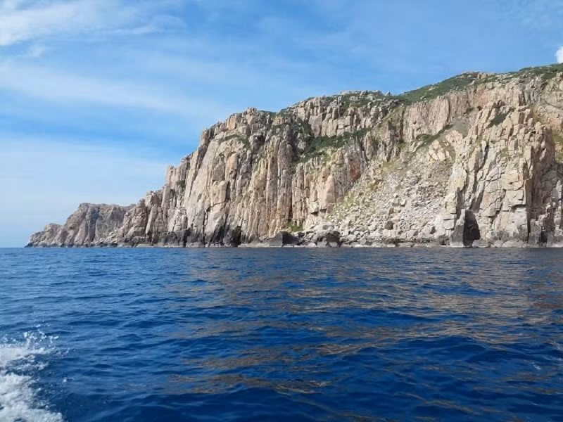 Bãi Đá Vách là một trong những kỳ quan thiên nhiên nổi bật của Ninh Thuận. Ảnh Crystal Bay