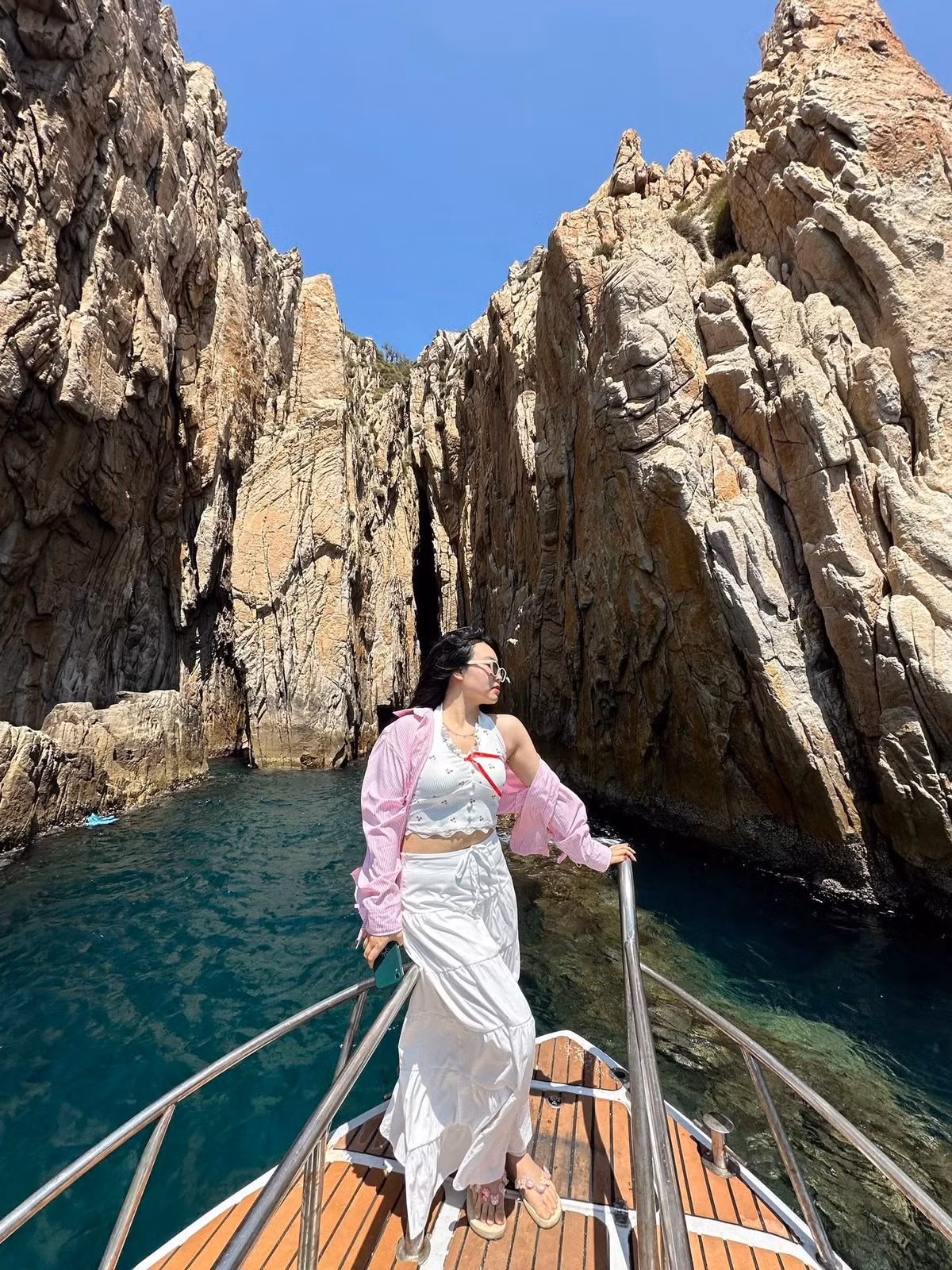 Ngoài ra, đây cũng là một trong những địa điểm lý tưởng để ngắm bình minh và hoàng hôn. Khi ánh sáng đầu tiên của mặt trời chiếu rọi lên những vách đá và mặt biển, Bãi Đá Vách hiện lên trong sắc vàng rực rỡ, tạo nên một bức tranh thiên nhiên huyền bí và thơ mộng. Cảnh tượng hoàng hôn cũng không kém phần ấn tượng, khi mặt trời lặn dần xuống phía chân trời, nhuộm đỏ cả một vùng biển bao la. Ảnh Crystal Bay