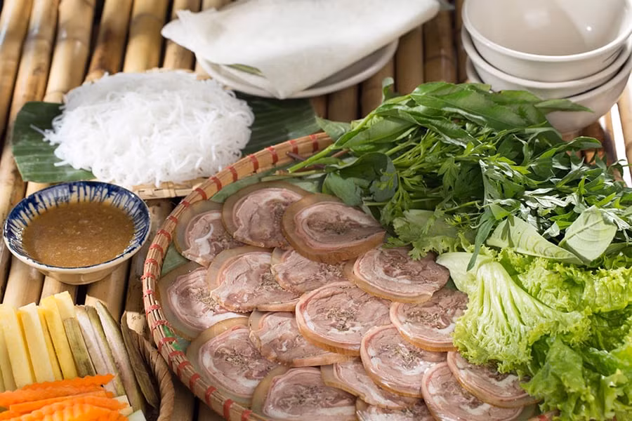 Một trong những món ăn nổi bật tại Tây Ninh chính là bò tơ. Thịt bò tơ Tây Ninh nổi bật với độ mềm ngọt và tươi ngon, được chế biến theo nhiều cách khác nhau, như nướng, xào, hấp hoặc cuốn bánh tráng. Món ăn này có vị ngọt tự nhiên từ thịt bò non, kết hợp với rau sống và nước mắm chua ngọt, mang lại hương vị rất đậm đà và hấp dẫn. Ảnh Gostay
