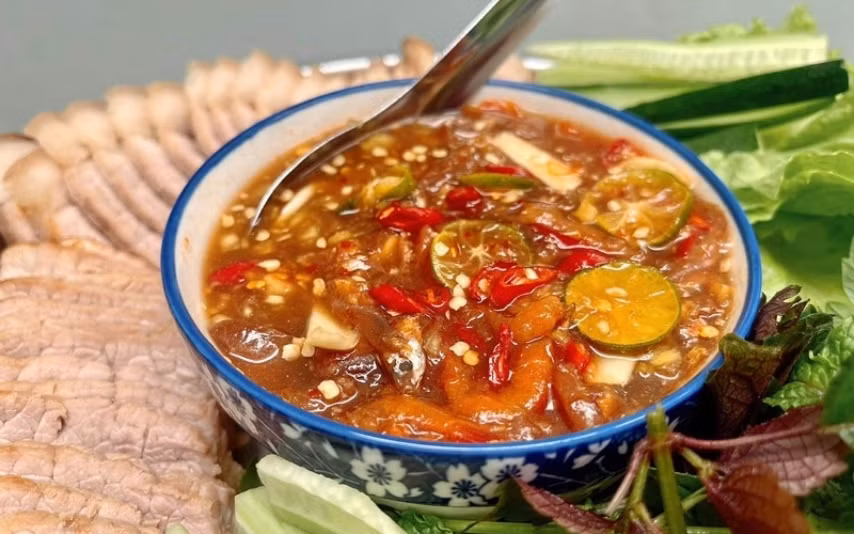 Mắm chua Tây Ninh được làm từ cá tươi, ớt, tỏi, và gia vị đặc trưng. Sau khi lên men, mắm có vị chua nhẹ, thơm đặc trưng và mặn mà. Món mắm này thường được dùng để ăn với cơm trắng, bún hoặc chế biến thành các món gỏi. Sự kết hợp giữa vị mặn của mắm và vị chua ngọt của các gia vị đã tạo nên một món ăn đậm đà và rất hấp dẫn. Ảnh Vinpearl