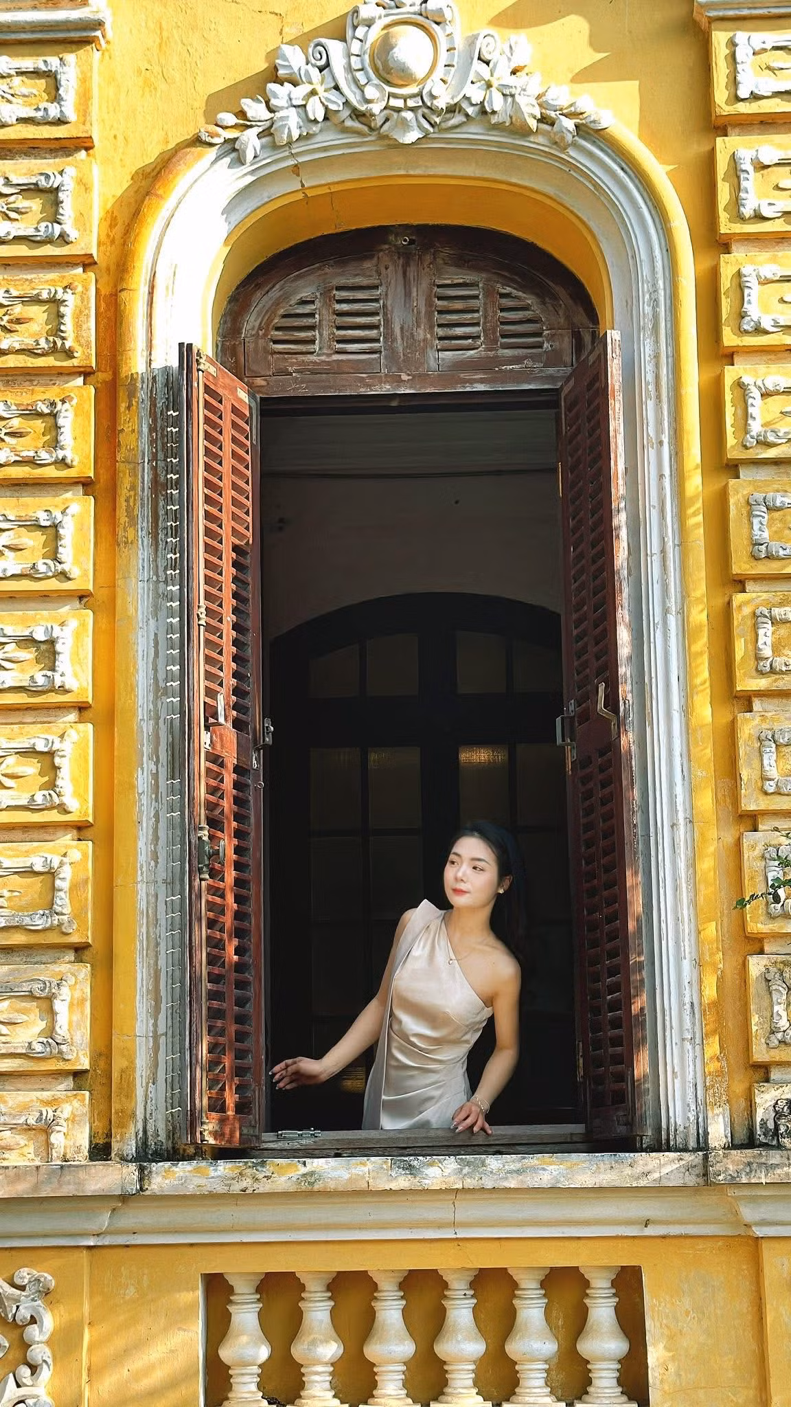 Du khách đến đây không chỉ để chụp ảnh mà còn để tản bộ, chiêm ngưỡng kiến trúc, và tìm hiểu về một giai đoạn lịch sử đặc biệt của triều Nguyễn. Ảnh Hồng Mai