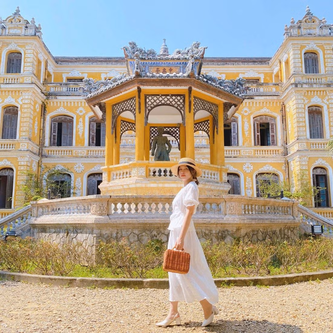 Nằm yên bình bên dòng sông An Cựu, cách trung tâm thành phố Huế không xa, Cung An Định từng là nơi ở riêng của vua Khải Định trước khi lên ngôi và là nơi sinh sống của hoàng gia dưới triều Nguyễn trong thời kỳ cuối. Ảnh Ngân Bella