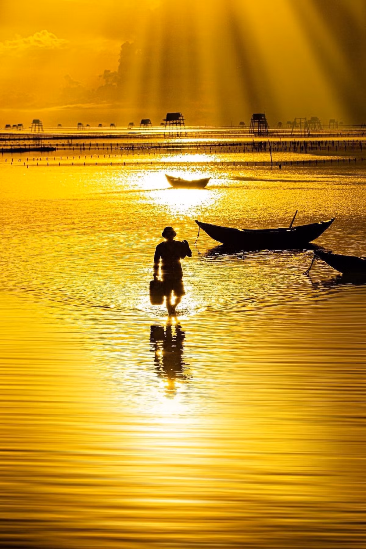 Đây là nơi để du khách ngắm nhìn ánh sáng đầu ngày len lỏi qua từng đợt sóng, là nơi để thở sâu một nhịp giữa thiên nhiên, và là nơi để cảm nhận vẻ đẹp rất riêng của biển Bắc vào những sớm mai trong lành.