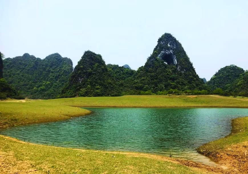 Nếu du khách đang tìm kiếm một trải nghiệm khác biệt, đừng bỏ lỡ cơ hội đến với “con mắt của núi rừng” này. Ảnh dulichCaobang