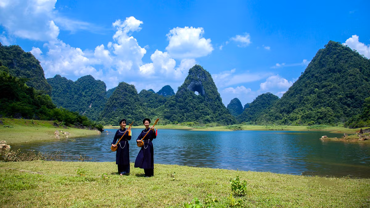 Nhờ vẻ đẹp độc đáo và độ thử thách trong hành trình tiếp cận, Mắt Thần Núi đang ngày càng được biết đến trong cộng đồng yêu thích du lịch khám phá, đặc biệt là giới trẻ ưa mạo hiểm. Nơi đây không chỉ là điểm check-in “triệu view”, mà còn là một trong những hố sụt tự nhiên đẹp và hiếm có nhất ở Việt Nam. Ảnh dulichCaobang