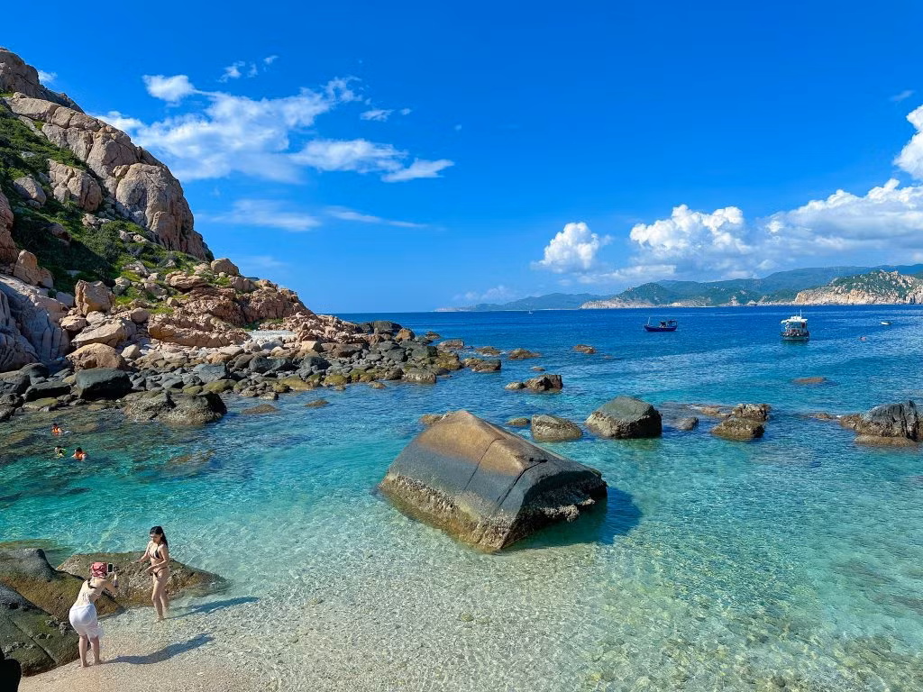 Những bãi cát trắng tinh, nước biển trong xanh như pha lê, cùng với những ghềnh đá lạ mắt tạo nên một không gian yên bình, gần gũi với thiên nhiên. Đây chính là điểm đến lý tưởng cho những ai muốn tìm kiếm sự tĩnh lặng và hòa mình vào vẻ đẹp tự nhiên. Minh Hien Nguyen