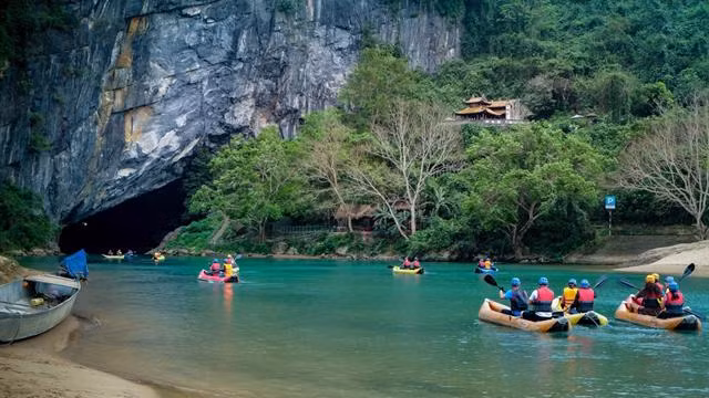 Không xa Sơn Đoòng là Phong Nha – Kẻ Bàng, Di sản thiên nhiên thế giới được UNESCO công nhận. Đây là quần thể đá vôi rộng lớn với hàng trăm hang động lớn nhỏ, mỗi nơi đều mang vẻ đẹp huyền bí riêng. Bạn có thể xuôi thuyền trên sông Son để vào Động Phong Nha, nơi sở hữu dòng sông ngầm dài nhất Việt Nam, với các khối thạch nhũ được thiên nhiên “điêu khắc” kỳ công. Ảnh Jungle Boss