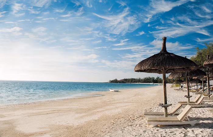 Tọa lạc ngay trung tâm TP. Đồng Hới, biển Nhật Lệ là điểm đến lý tưởng cho những ai muốn thư giãn và tận hưởng không khí biển trong lành. Với bãi cát trắng mịn, nước biển xanh ngọc và sóng nhẹ, Nhật Lệ mang lại cảm giác thanh bình hiếm có. Ảnh Traveloka