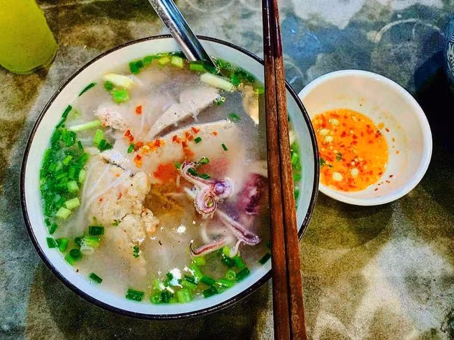 Khác với nhiều món ăn khác, nước chấm trong bún quậy không được chuẩn bị sẵn. Thay vào đó, khách tự tay pha chế theo khẩu vị từ các nguyên liệu có sẵn: muối, đường, ớt, tắc (quất), tiêu, bột ngọt… Chính sự cá nhân hóa này tạo nên trải nghiệm độc đáo, khi mỗi người có thể điều chỉnh độ cay, mặn, chua cho phù hợp. Ảnh Traveloka