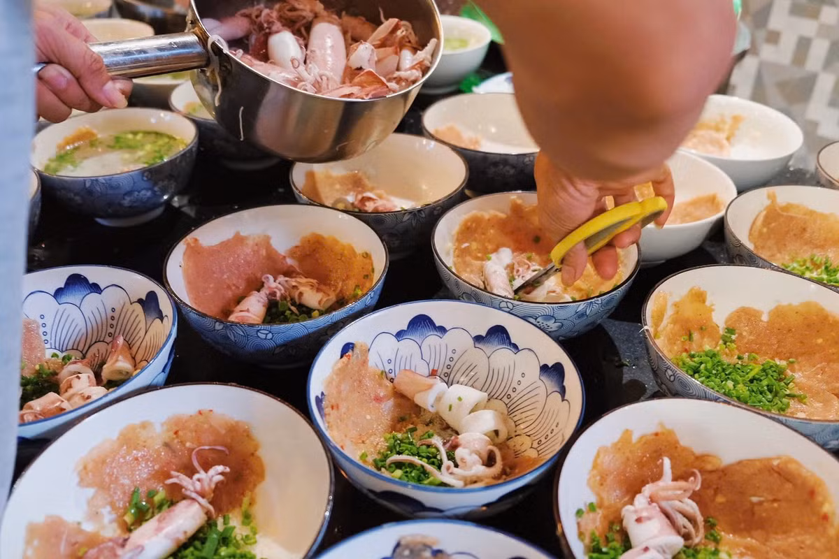 Chả tôm, chả cá được quết nhuyễn, tráng quanh thành tô, sau đó người bán chan nước dùng đang sôi vào để làm chín lớp chả mỏng này. Chính từ đó, thực khách cần dùng đũa “quậy” đều để chả chín đều – cũng là nguồn gốc tên gọi "bún quậy". Ảnh Traveloka