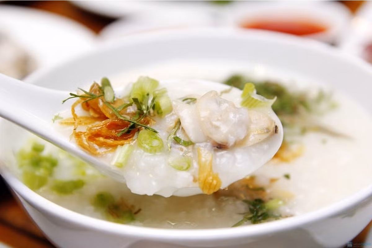 Cháo hàu sữa là đặc sản ở Hạ Long vừa thơm ngon vừa bổ dưỡng. Nếm thử món ăn này cũng là lúc bạn dung nạp thêm nhiều vitamin, dưỡng chất cho cơ thể. Đồng thời, món cháo còn có tác dụng hỗ trợ điều trị các bệnh liên quan đến huyết áp, đau nhức đầu, tiểu đường. Ảnh MIA