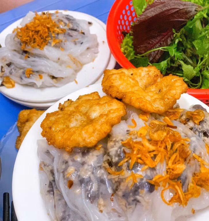Mực giã tay dai giòn, chả mực vàng ươm béo ngậy hòa quyện cùng bánh cuốn mềm mịn tạo nên bản hòa tấu hoàn hảo cho món ăn. Cùng với đó là vị chua ngọt của nước chấm hòa quyện cùng vị cay nồng của ớt tạo nên dư vị khó quên trong chuyến food tour Hạ Long. Ảnh amthuc