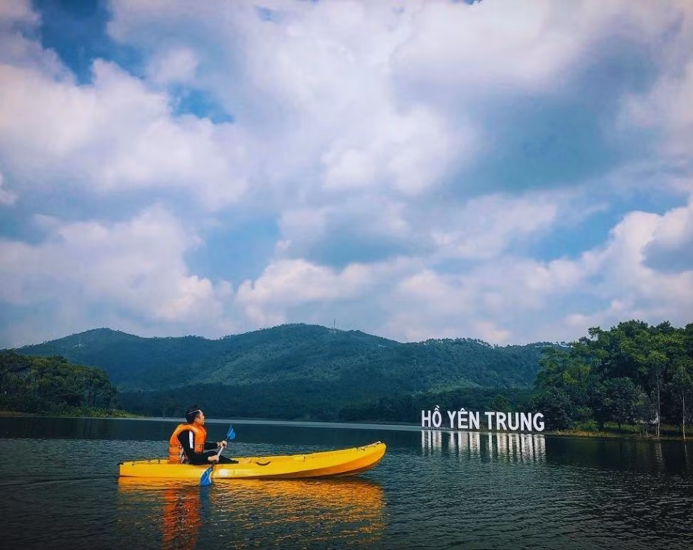 Nếu yêu khung cảnh thiên nhiên, du khách đừng bỏ qua hồ Yên Trung – một “Đà Lạt thu nhỏ” giữa lòng Uông Bí. Hồ nước trong xanh, được bao quanh bởi rừng thông xanh mướt và không khí trong lành.