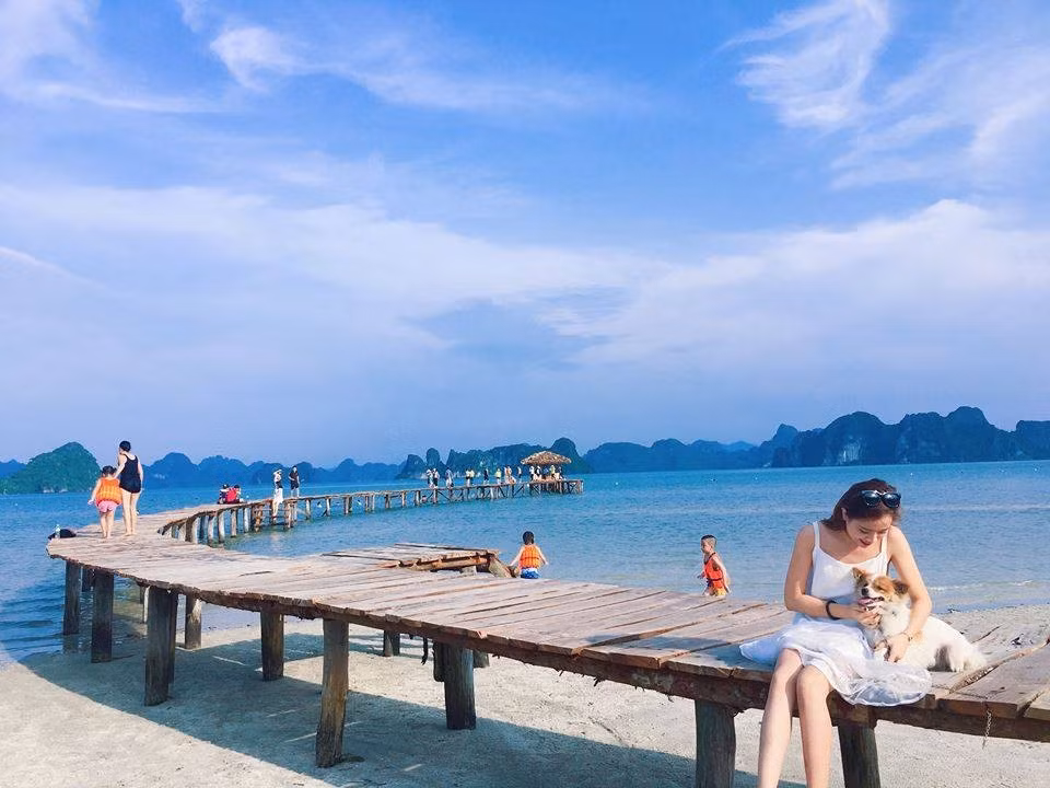 Không cần đi xa, ngay gần trung tâm thành phố Hạ Long, đảo Tuần Châu là điểm đến lý tưởng với những khu nghỉ dưỡng cao cấp, bãi biển nhân tạo đẹp mắt và cầu cảng uốn lượn nên thơ. Đây là nơi cho ra đời hàng loạt bức hình thời thượng – từ phong cách năng động đến vintage, lãng mạn. Ảnh TicoTravel