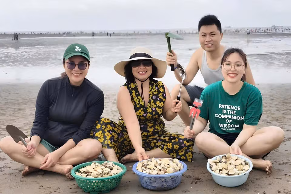 Trên các nền tảng mạng xã hội, hàng loạt hình ảnh du khách đội nón, lội biển, xách rổ đầy ắp ngao được chia sẻ rầm rộ. Ảnh Beat Hải Phòng