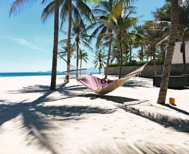 Không gian nơi đây đặc biệt lý tưởng cho các buổi picnic gia đình, những cặp đôi tìm kiếm sự lãng mạn, hay du khách yêu thích nhiếp ảnh, thiền định.