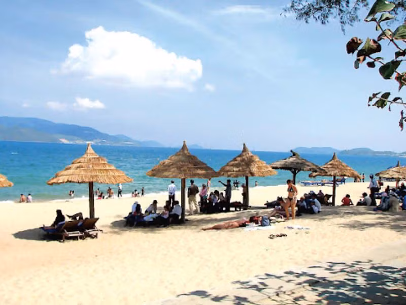 Đến với Hà My, du khách không chỉ được đắm mình trong làn nước mát lành, tận hưởng ánh nắng vàng chan hòa mà còn có cơ hội chiêm ngưỡng bình minh rực rỡ – khi mặt trời dần ló rạng, nhuộm hồng mặt biển và trải ánh sáng dịu dàng lên từng nhành phi lao rì rào trong gió. Ảnh dulich
