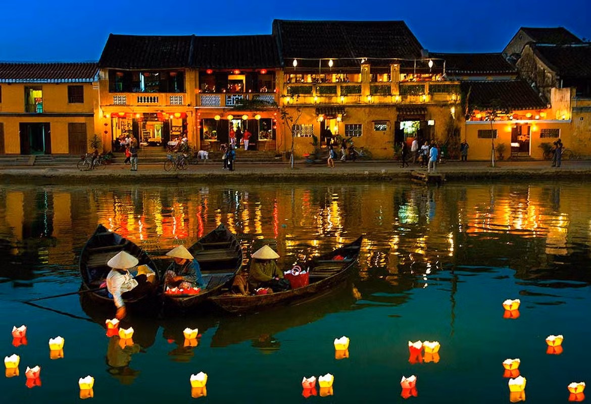 Hội An là nơi lý tưởng để bạn đi bộ, ngắm cảnh, thả hồn vào không gian yên tĩnh của những ngôi nhà cổ kính, hay tận hưởng những bữa ăn nhẹ nhàng tại các quán ăn truyền thống. Các hoạt động thư giãn như thiền, yoga, vẽ tranh hay làm đèn lồng cũng rất được yêu thích tại đây. Ảnh iVIVU
