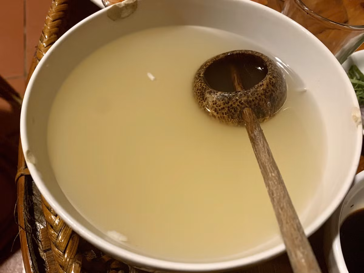 Nếu đến Y Tý vào mùa hè thì du khách nên trải nghiệm thử một cốc bia Hà Nhì nổi tiếng. Bia Hà Nhì được làm chủ yếu từ men gạo, người dân sẽ đồ xôi lên rồi để nguội, sau đó trộn với men và ủ từ 15 đến 20 ngày. Tiếp đó họ sẽ đổ nước đun sôi vào và chắt ra cất vào can, lọ để sử dụng dần. Bia Hà Nhì có mùi thơm, uống rất ngon và cũng không dễ say nên du khách hoàn toàn có thể yên tâm. Ảnh danviet