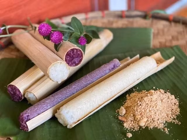 Không thể không nhắc đến cơm lam – gạo nếp nương cho vào ống tre, nướng chín trên than củi, vừa dẻo vừa thơm mùi tre nứa. Còn xôi ngũ sắc là sự phối hợp hài hòa giữa màu sắc và hương vị, với các màu tự nhiên từ lá rừng, mỗi màu mang một ý nghĩa riêng trong tín ngưỡng người Thái. Ảnh iViVu